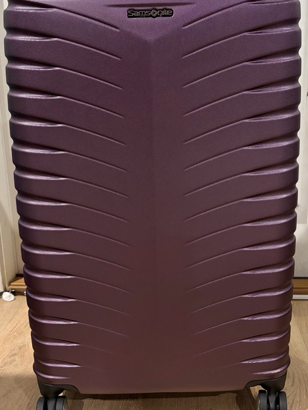 Samsonite pivot 3-Medium size suit case-plum-New No Tags-unisex